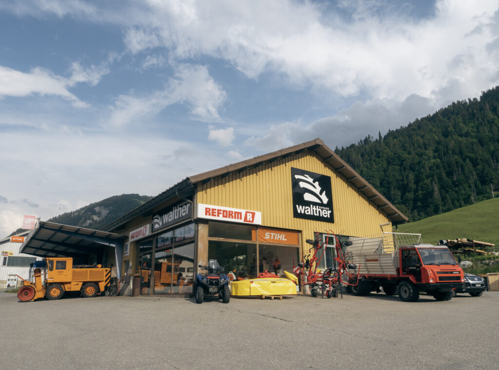 Aussenansicht der Garage Walther in Valendas (Surselva, Graubünden)